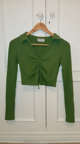 Top Bershka verde fruncido en el escote.