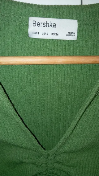 Top Bershka verde fruncido en el escote.