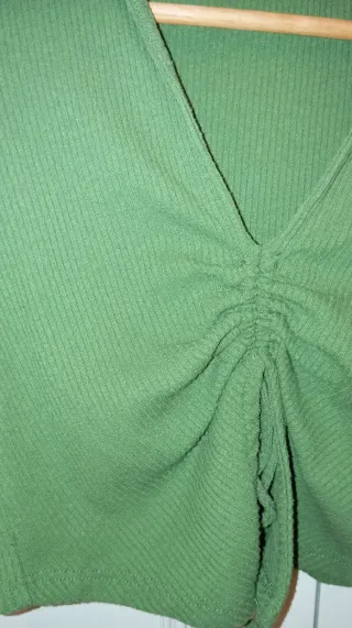 Top Bershka verde fruncido en el escote.