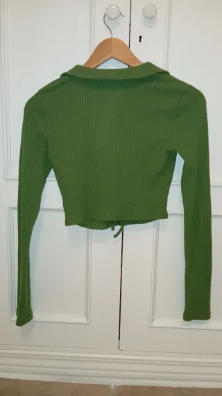 Top Bershka verde fruncido en el escote.