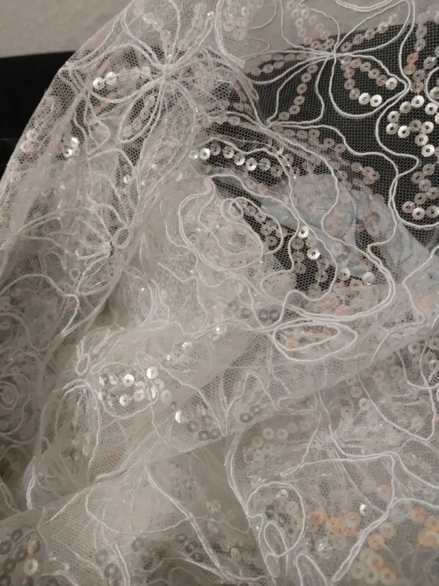 Tela de encaje con lentejuelas