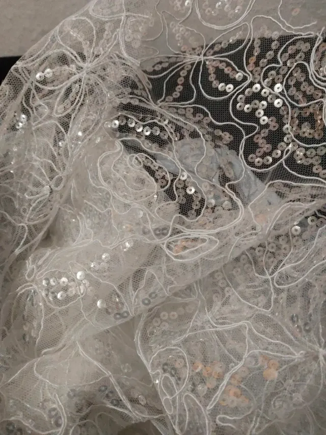 Tela de encaje con lentejuelas