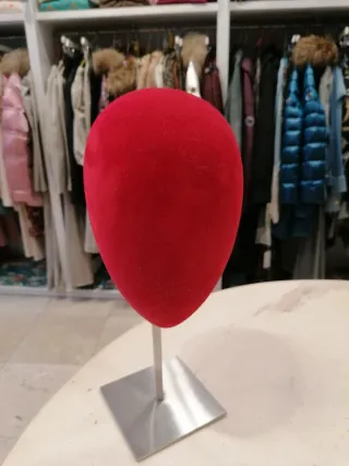 Expositor para sombreros y pañuelos rojo.