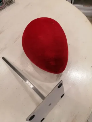 Expositor para sombreros y pañuelos rojo.