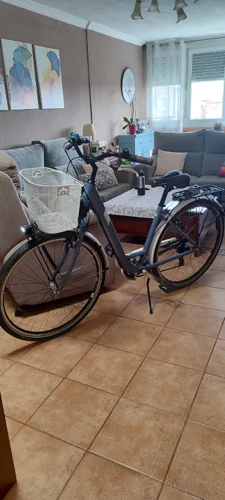 Bicicleta de paseo con cesta y lud led de calidad.
