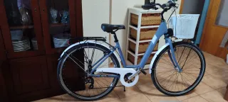 Bicicleta de paseo con cesta y lud led de calidad.