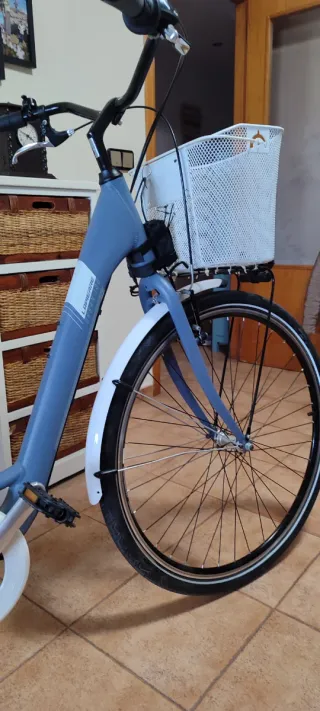 Bicicleta de paseo con cesta y lud led de calidad.