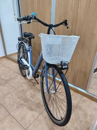 Bicicleta de paseo con cesta y lud led de calidad.