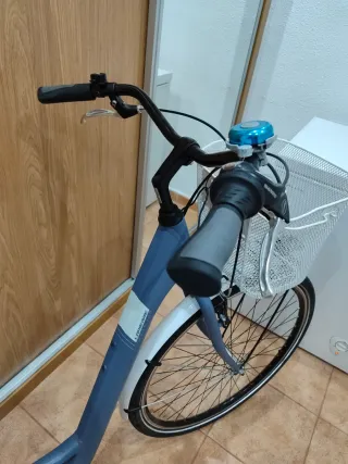 Bicicleta de paseo con cesta y lud led de calidad.