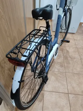 Bicicleta de paseo con cesta y lud led de calidad.