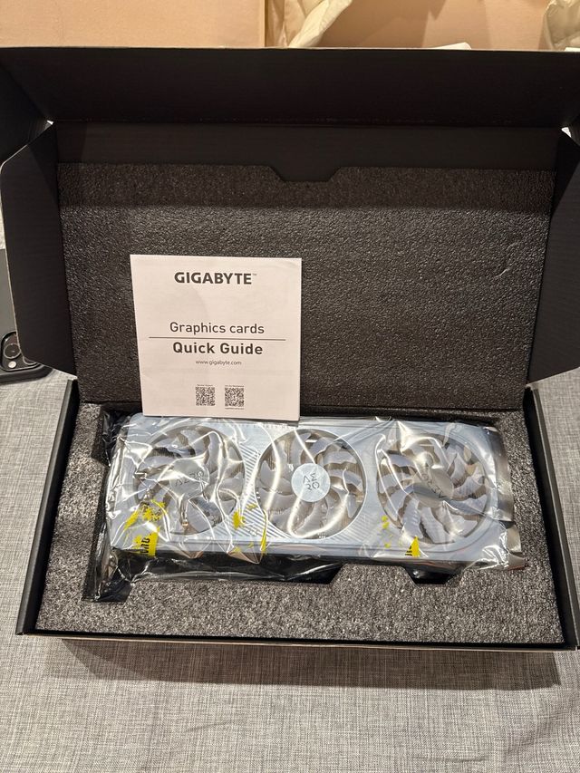 RTX 4060 Ti Aero OC White Gigabyte.  Sin hacer OC.