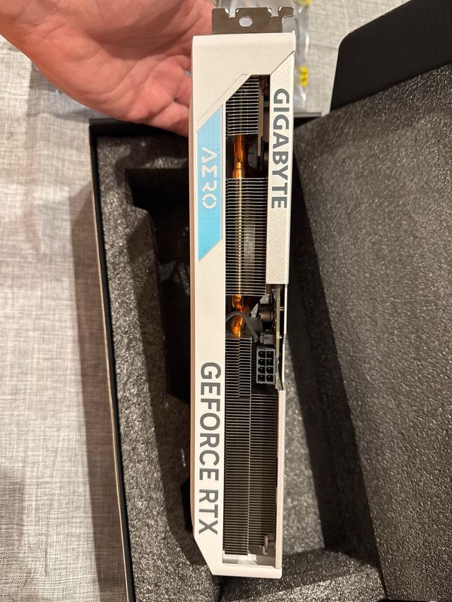 RTX 4060 Ti Aero OC White Gigabyte.  Sin hacer OC.