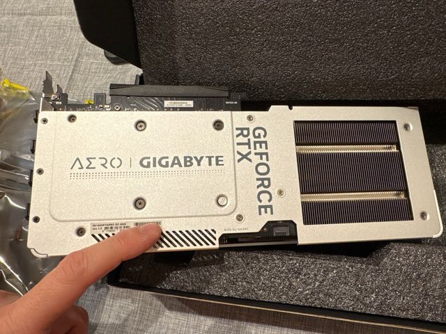 RTX 4060 Ti Aero OC White Gigabyte.  Sin hacer OC.
