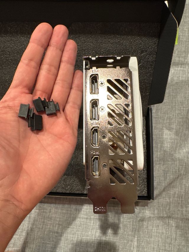 RTX 4060 Ti Aero OC White Gigabyte.  Sin hacer OC.