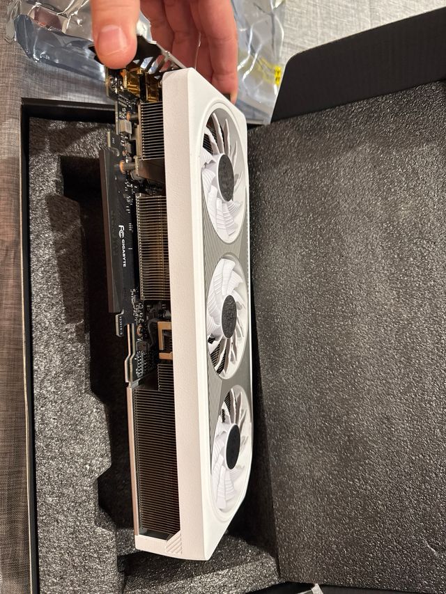 RTX 4060 Ti Aero OC White Gigabyte.  Sin hacer OC.