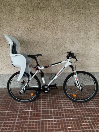 Bicicleta MTB Rockrider con silla infantil