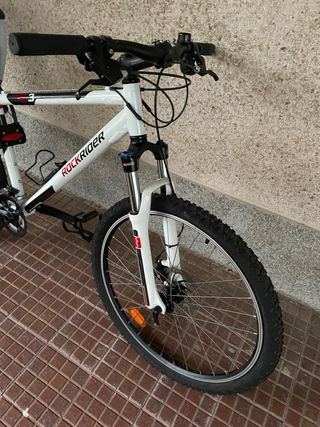 Bicicleta MTB Rockrider con silla infantil