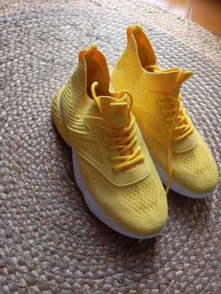 Zapatillas deportivas amarillas