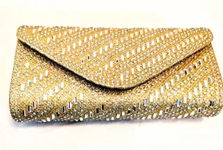 Bolso de fiesta dorado con pedrería