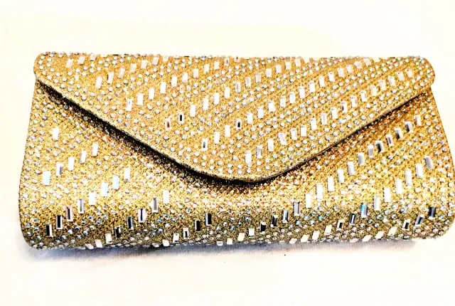 Bolso de fiesta dorado con pedrería