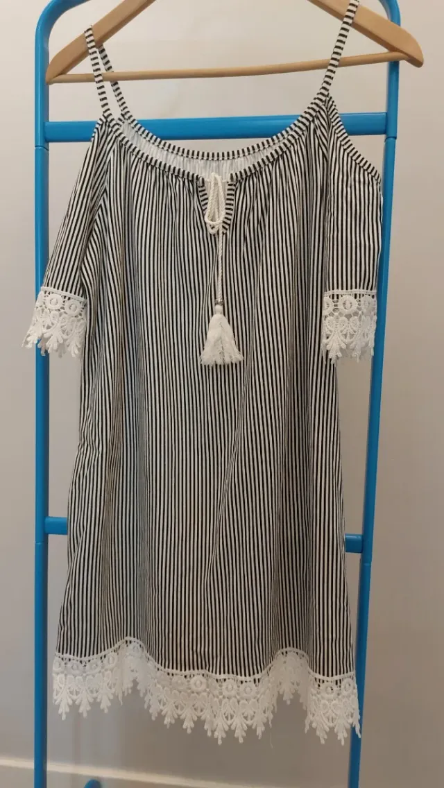 Vestido hombros descubiertos rayas blancas y negra