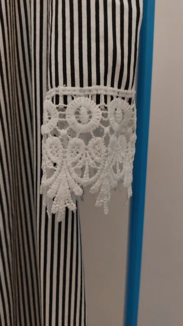 Vestido hombros descubiertos rayas blancas y negra