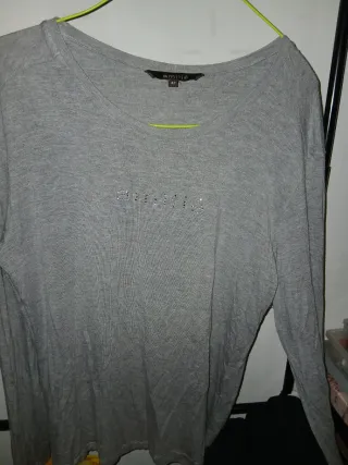 Camiseta manga larga gris con pedrería,