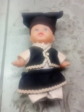 Bambola vintage vestita