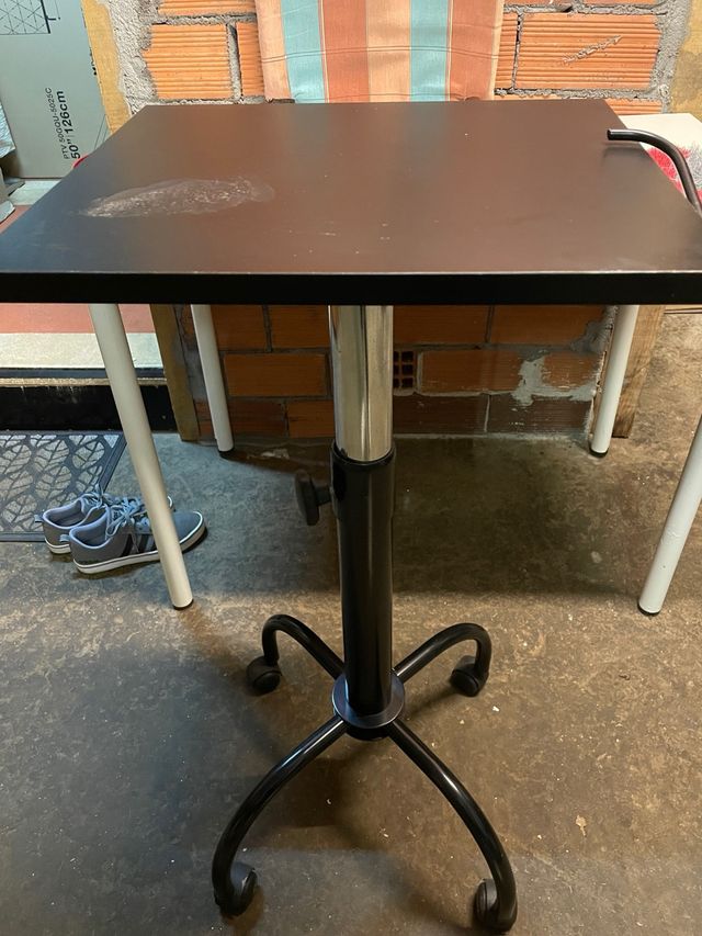 Mesa auxiliar com rodas