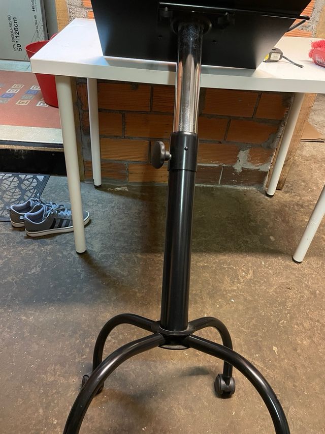 Mesa auxiliar com rodas