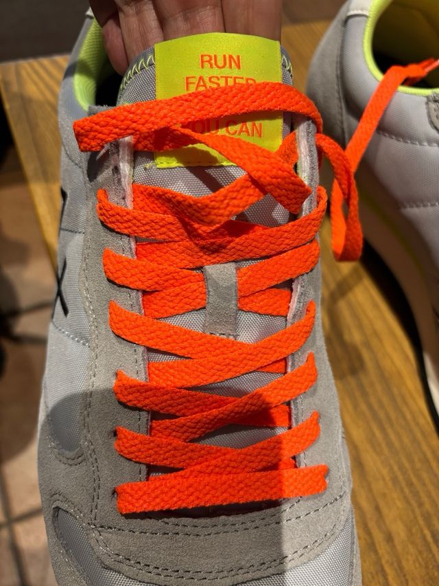 Zapatillas SUN68 TOM grises con cordones naranjas