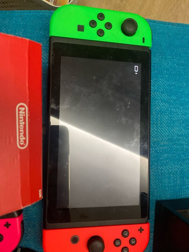 Nintendo Switch con Joy-Cons y Dock