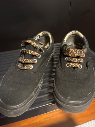 Zapatillas Vans Negras con Cordones blancos