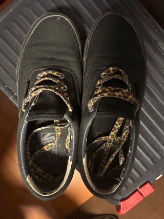 Zapatillas Vans Negras con Cordones blancos