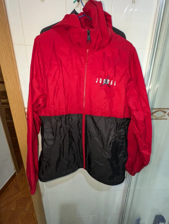 Cortavientos Jordan Rojo y Negro Talla M