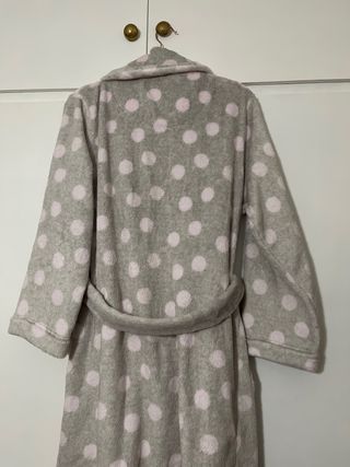 Bata de invierno gris y rosa