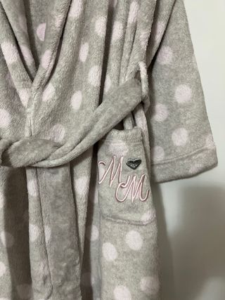 Bata de invierno gris y rosa