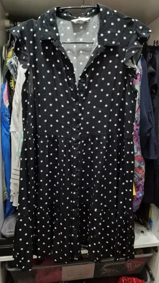 Vestido negro con lunares blancos de Stradivarius