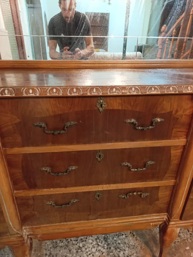 Aparador antiguo con espejo