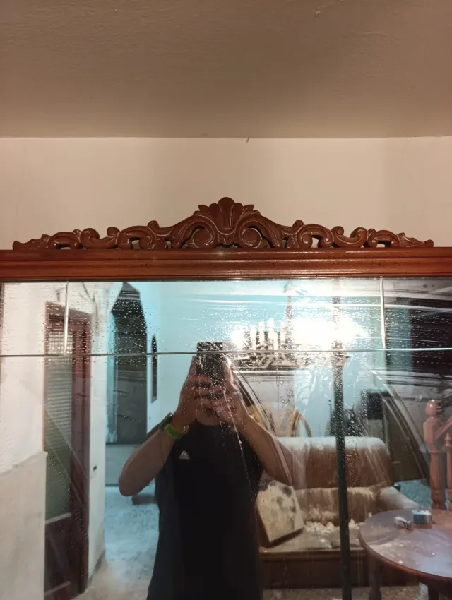 Aparador antiguo con espejo