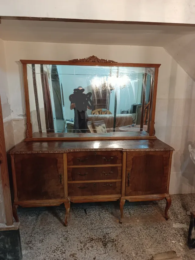 Aparador antiguo con espejo