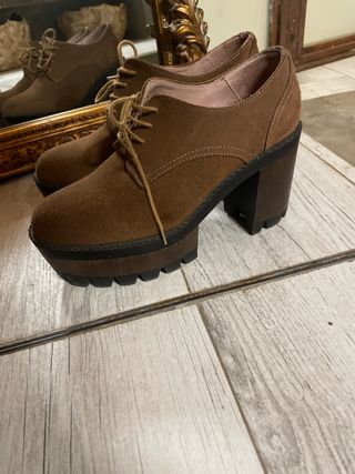 Zapatos de ante con cordones y tacón