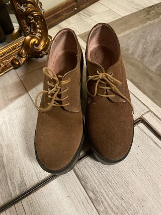 Zapatos de ante con cordones y tacón