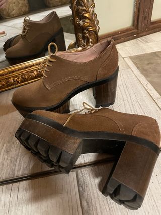 Zapatos de ante con cordones y tacón