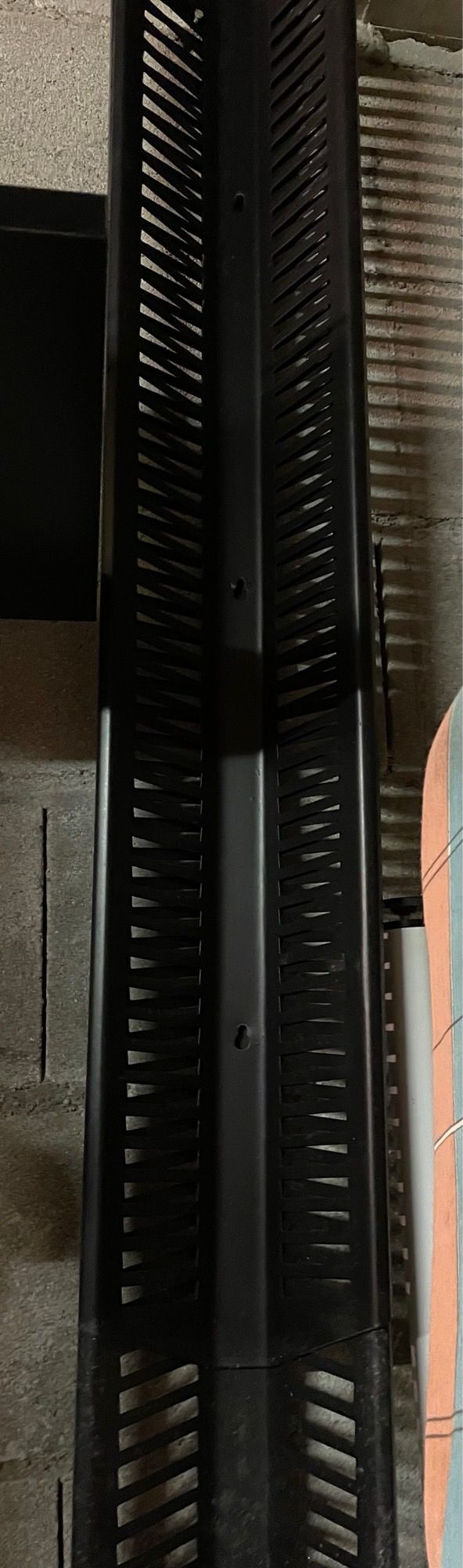 Estante metálica negra ranhurada