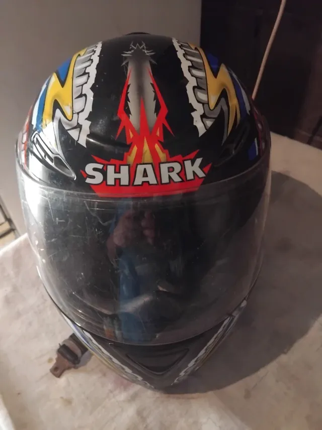 Casco de moto Shark negro con diseño
