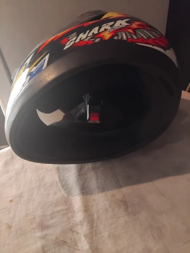 Casco de moto Shark negro con diseño