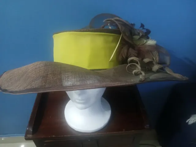 Pamela de celebración marrón y amarilla