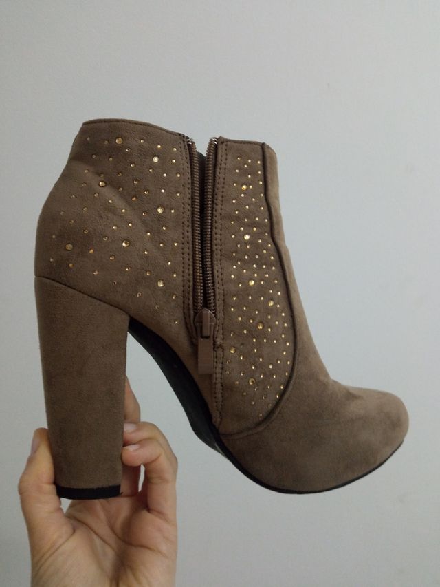 Botín tacón tachuelas dorado