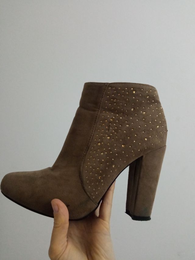 Botín tacón tachuelas dorado